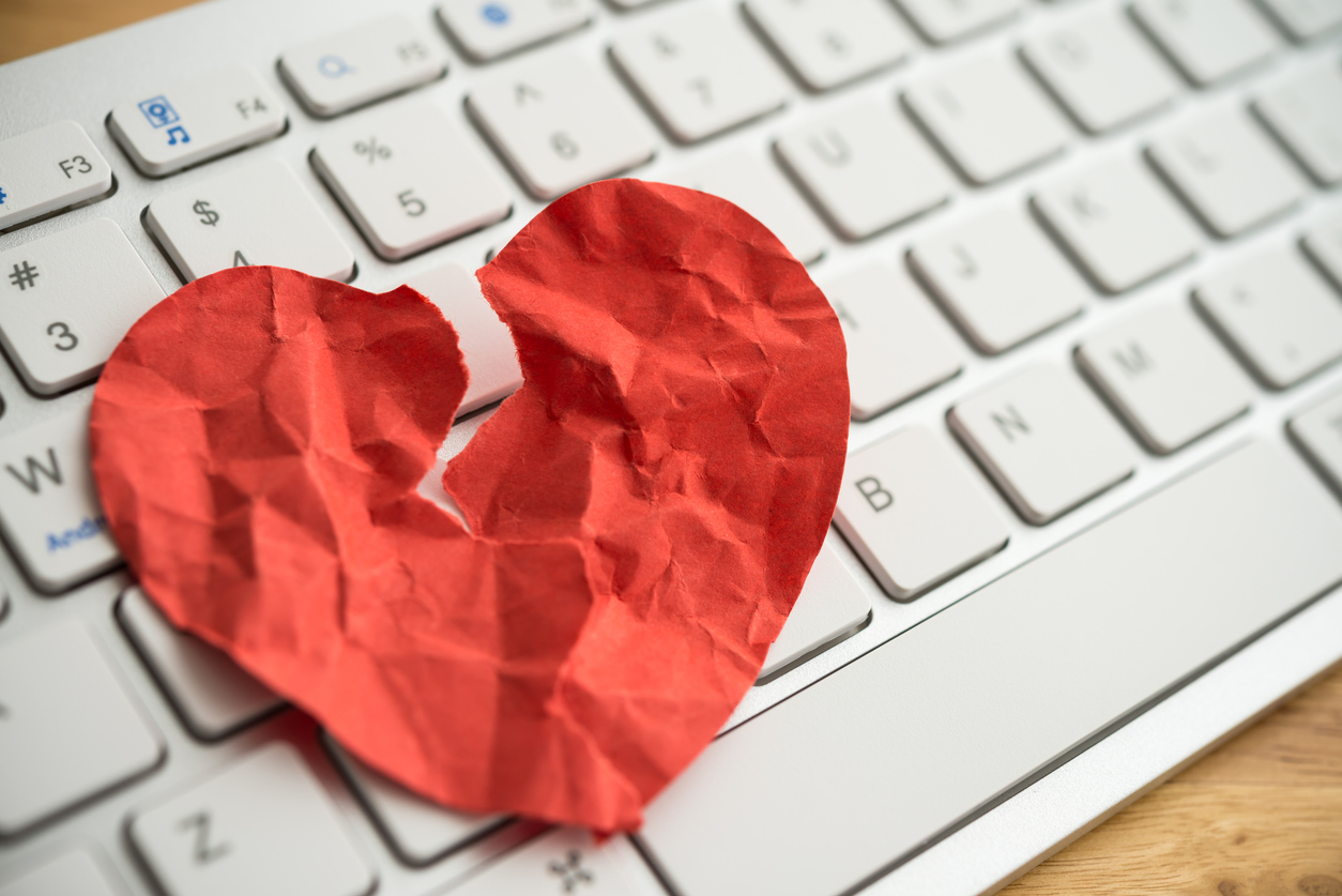 A Guide to Spotting & Avoiding Online Dating Scams